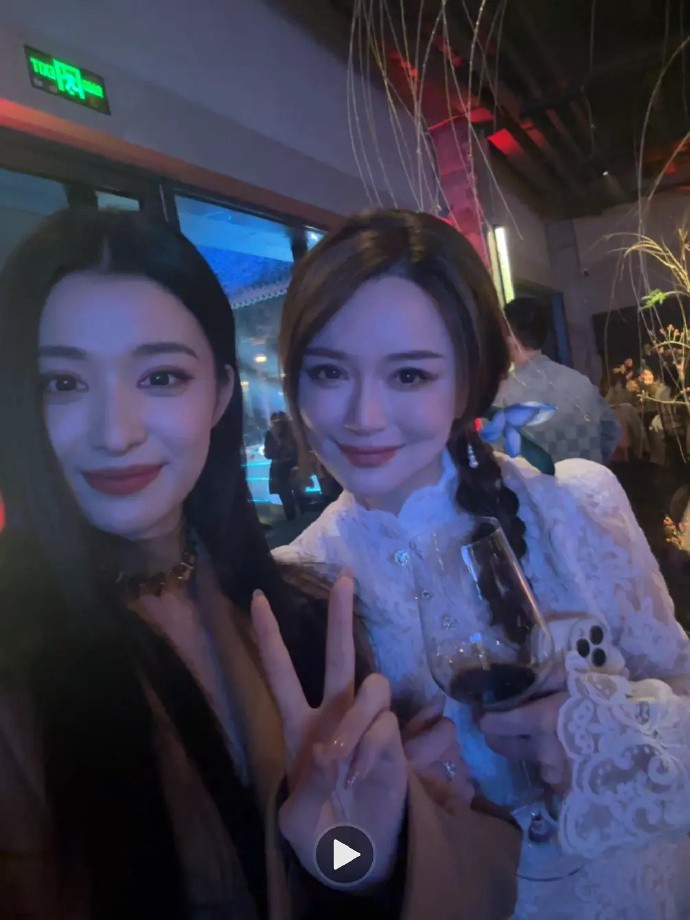 王楚然的老板其实也可以收拾收拾出道的，这颜值不输很多明星的。 