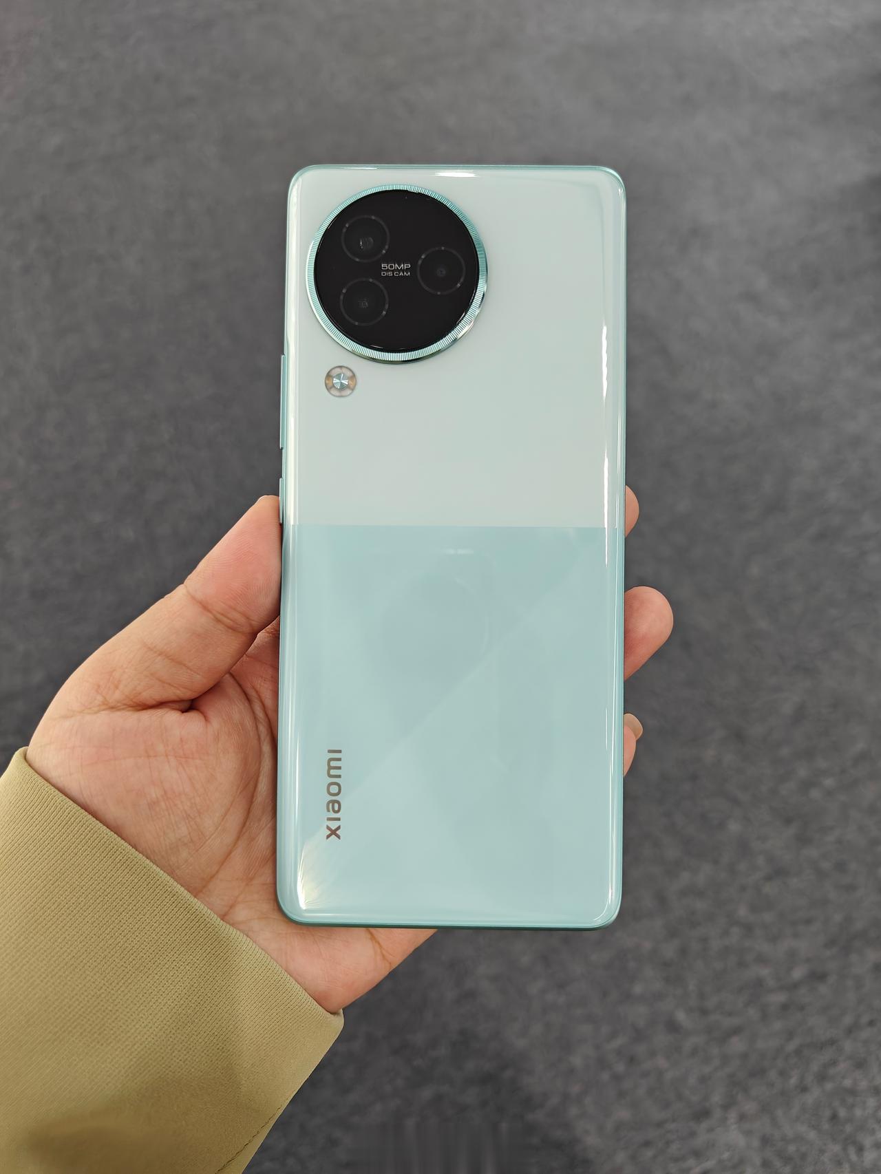 刚看折叠屏市场分析报告，第二季度竖折机品类出货量占整个折叠屏市场的46.6%，不