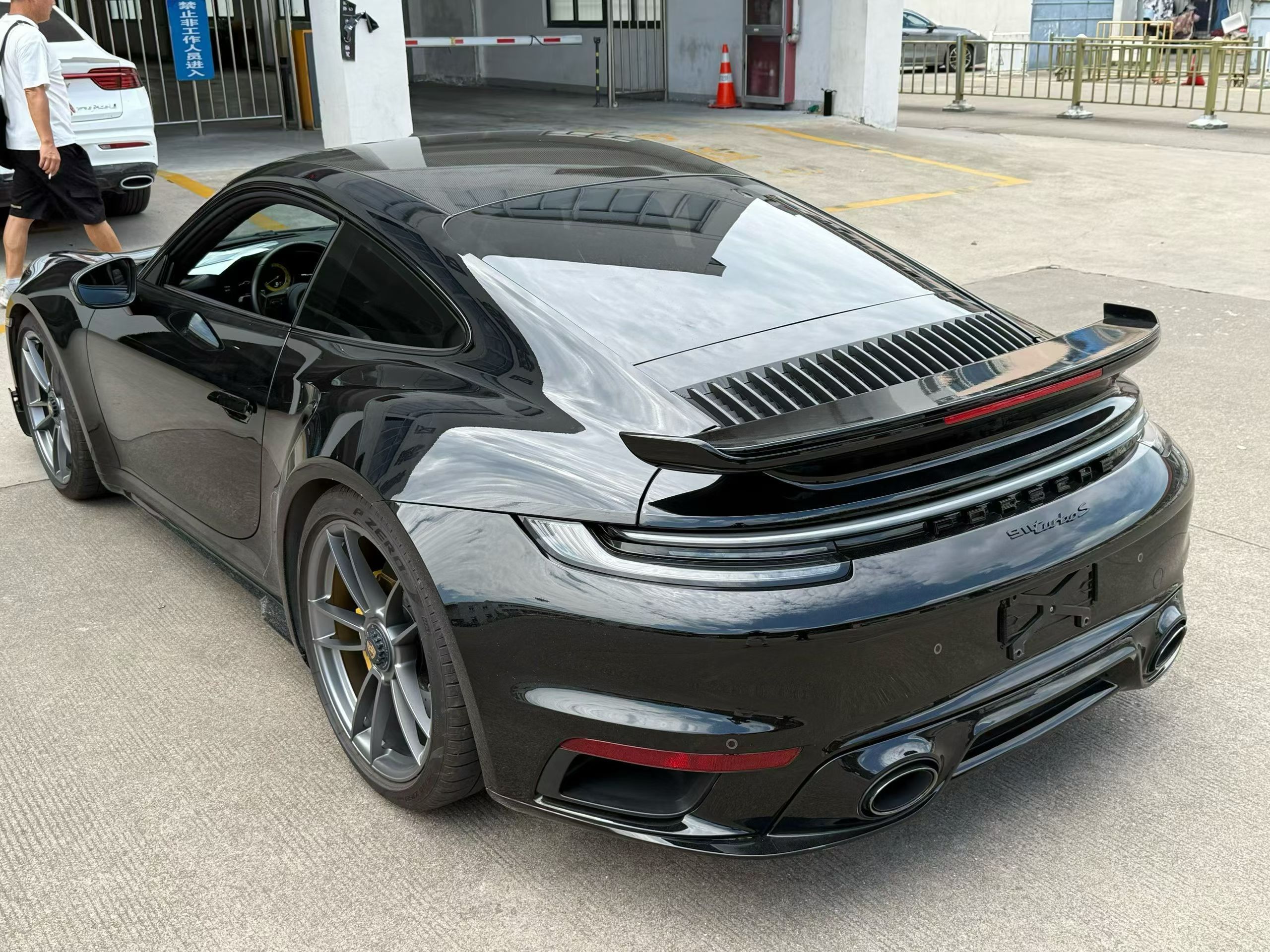 保时捷992 Turbo S 黑/黑，高定版配色，特殊配置 