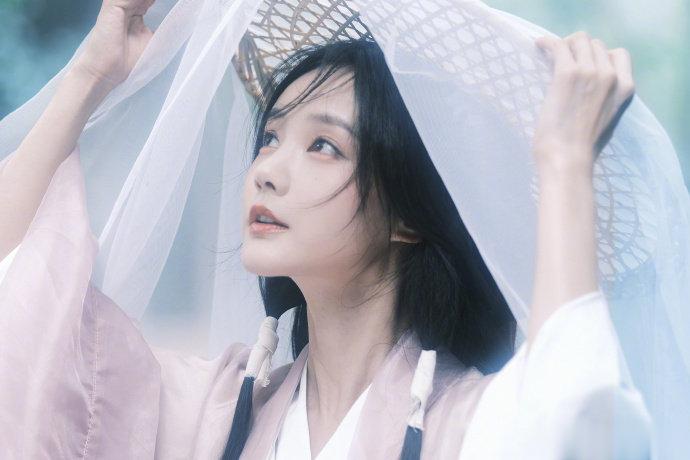 #李一桐摘面纱回眸镜头# 已经完全沦陷了，李一桐就是我梦想中想成为的美女，不仅能