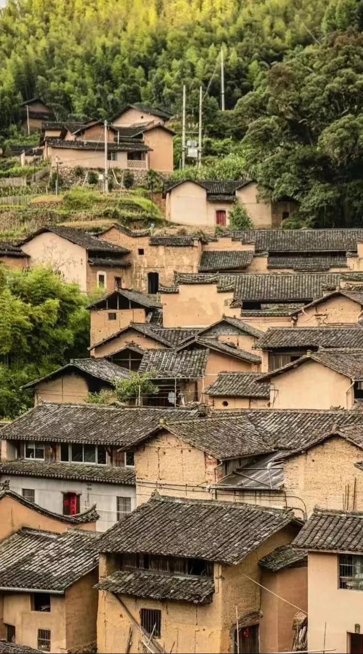 古朴山居，静谧乡村，岁月静好高山里的老村庄 古村落的老房子