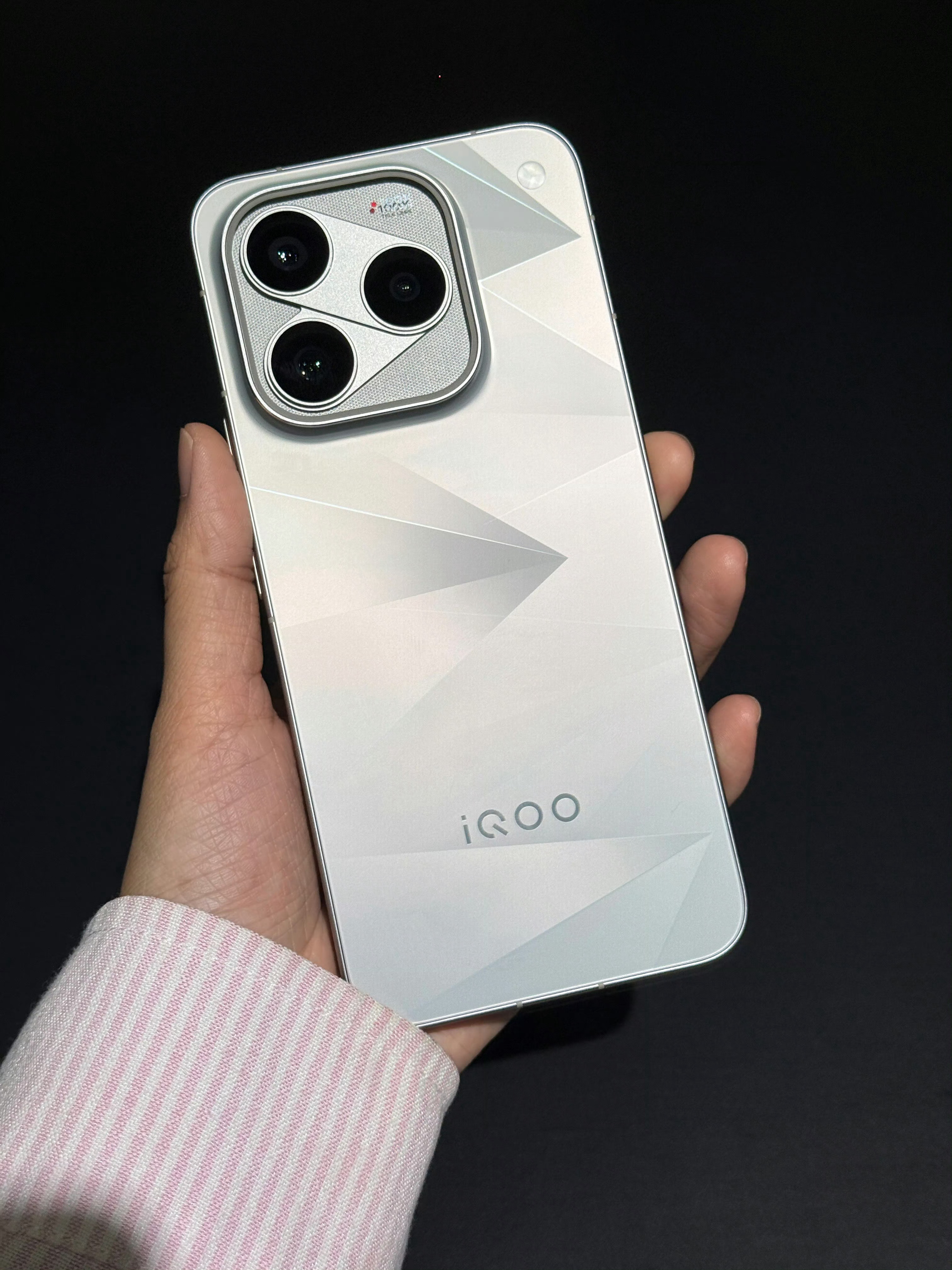 感觉iQOO 16是那种假期打游戏四五个小时不会累手的类型[馋嘴] ​​​