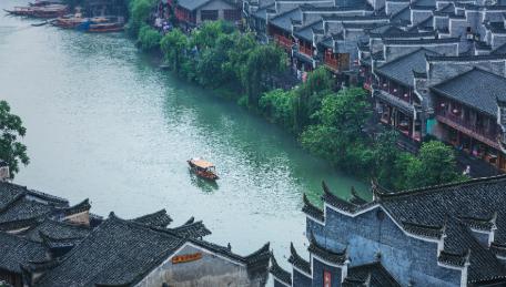 今天咱们聊一所特别的高职院校——湖南高尔夫旅游职业学院。
名字够特别吧？全国独一