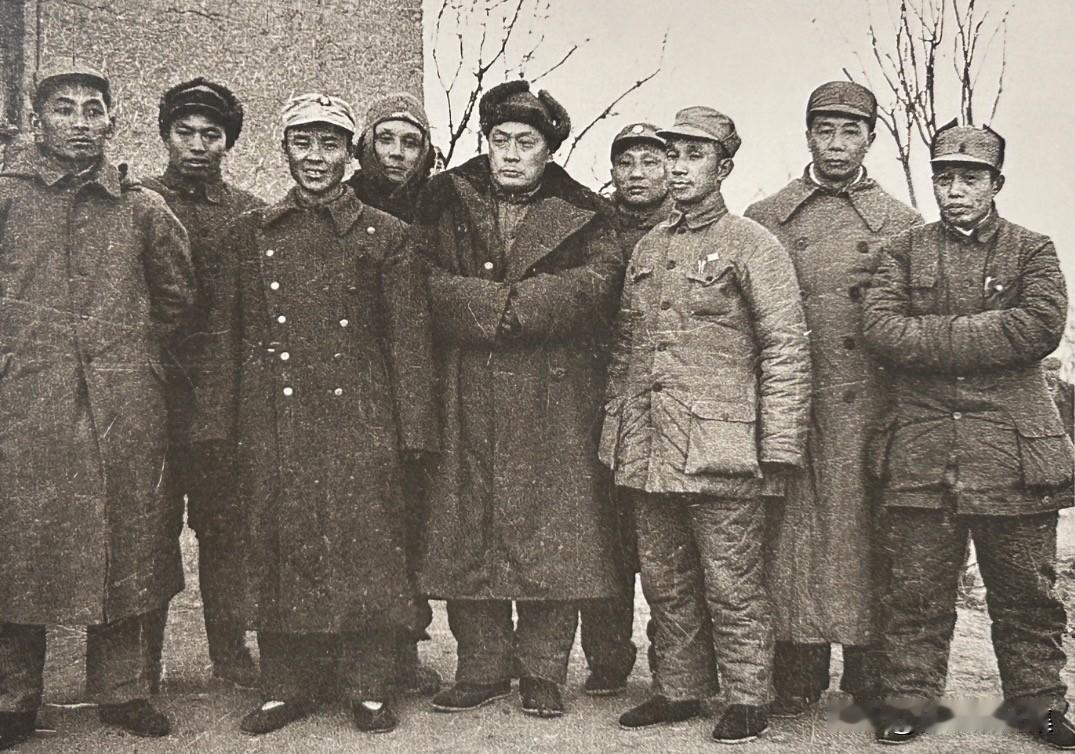 1947 年1月，为了进一步统一和加强华东部队的指挥，中央军委命令两个野战军正式