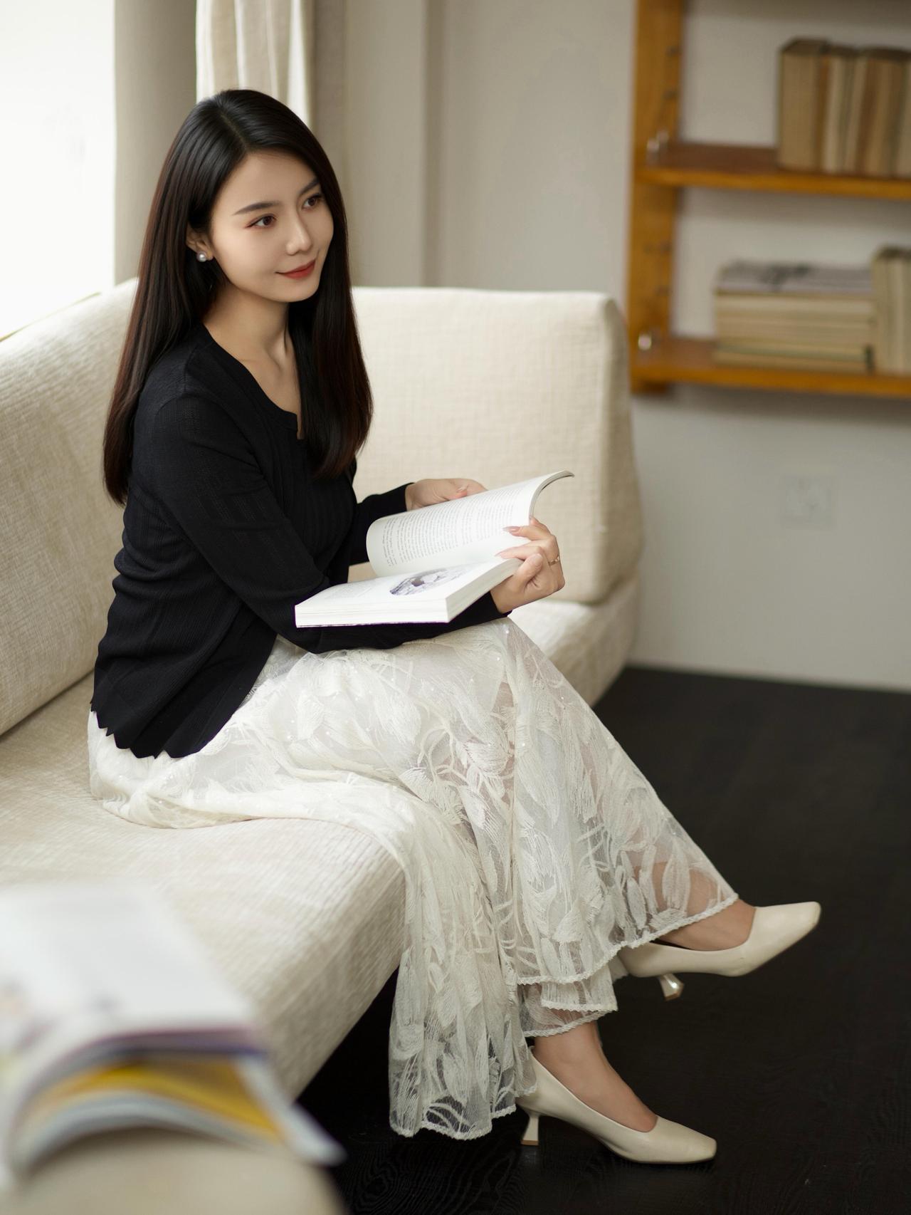 黑白之间，藏着收放自如的优雅。
当伞裙像皇冠一样在脚下轻轻散开，我忽然懂得：真正