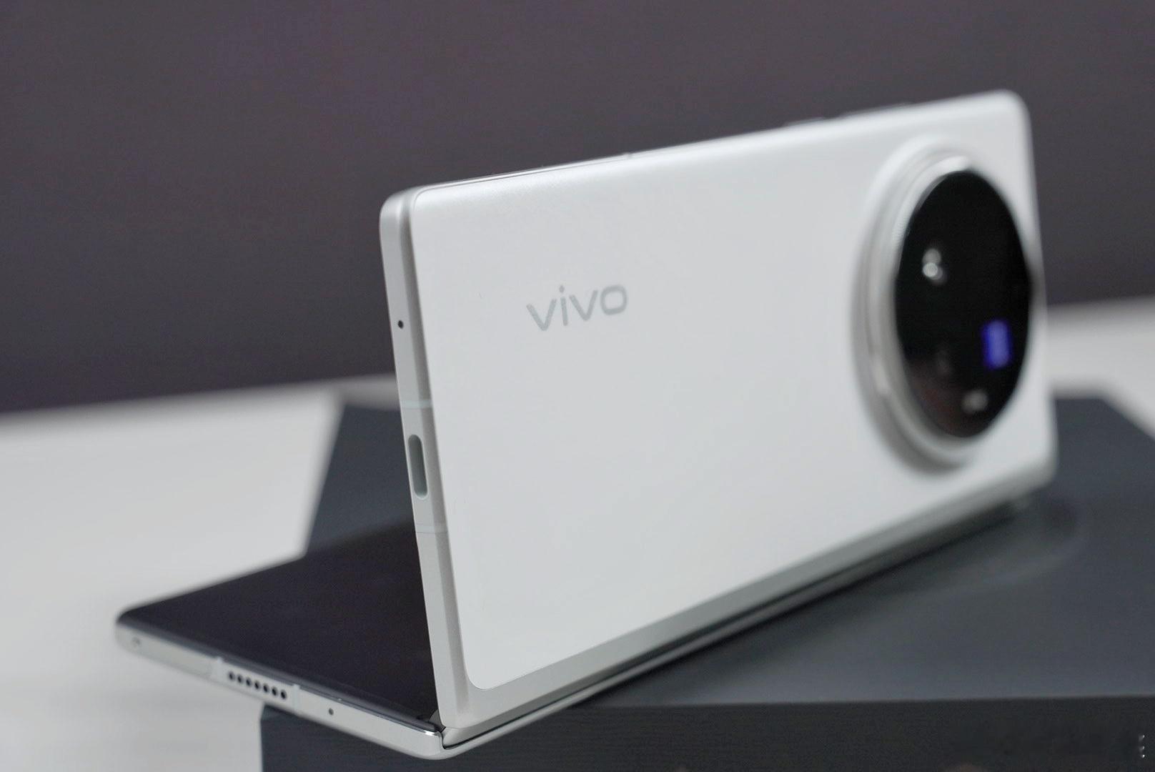 vivo X Fold3系列真的是轻薄，手感***，待我再体验体验[馋嘴][馋嘴