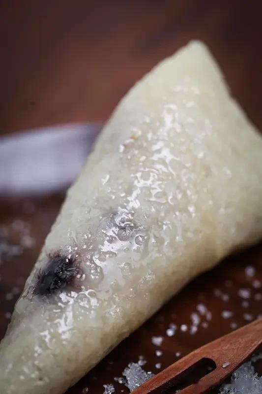 我超爱甜粽子！甜粽子那细腻绵密的口感，就像在舌尖上跳舞。豆沙粽是我的心头好，软糯