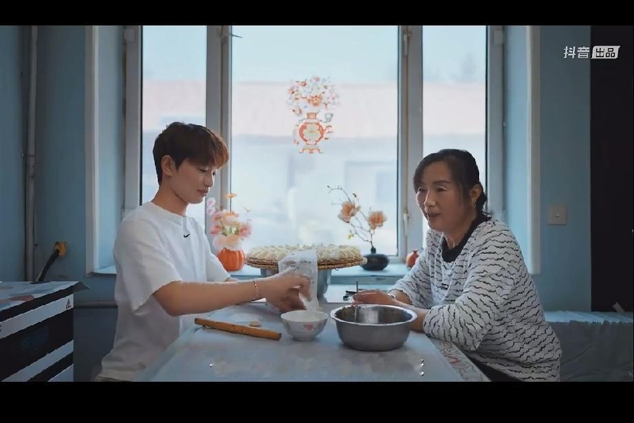我以为这是钟美美的妈妈，没想到这是他姥姥，实在是好年轻。

说真的之前刷到他的模