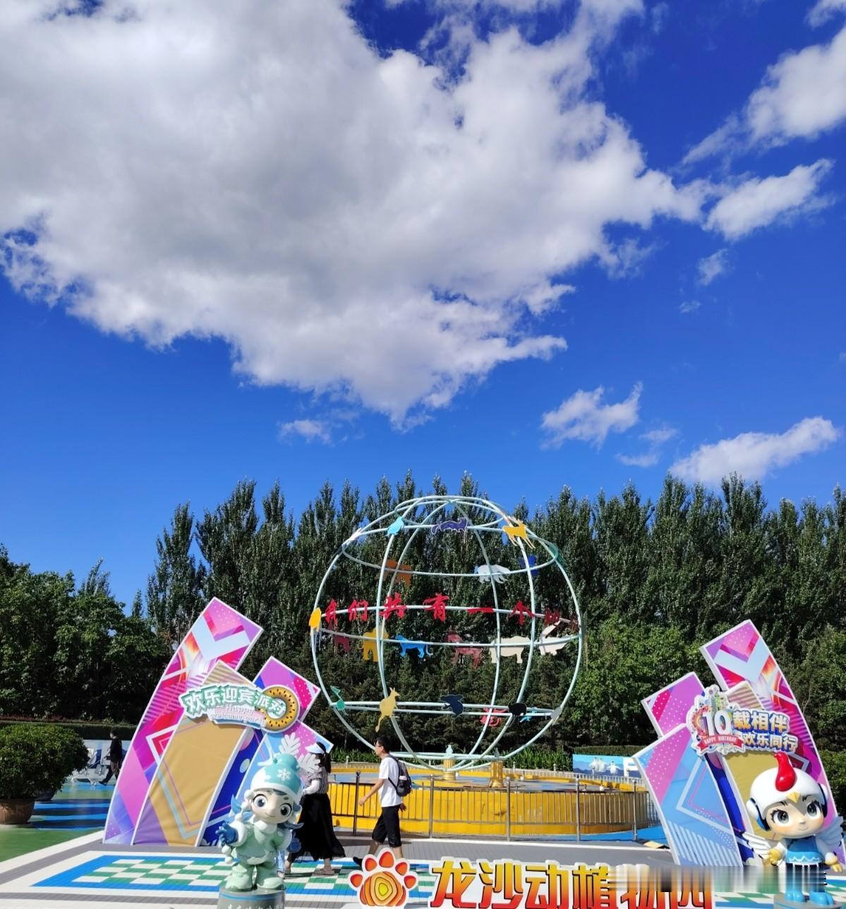 夏至第一天感怀：
今日已入夏至门，依然思念旧故人。
繁花似锦蓬勃起，祖国处处一片