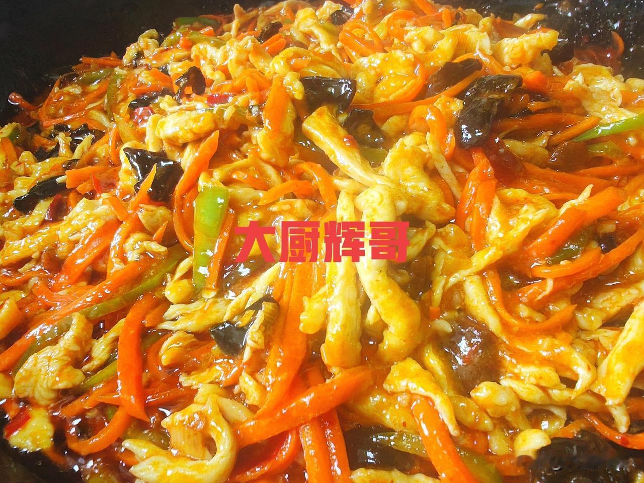 今天解锁鱼香肉丝的做法，适合家庭制作，喜欢的朋友可以试试。
猪里脊切成均匀的丝，