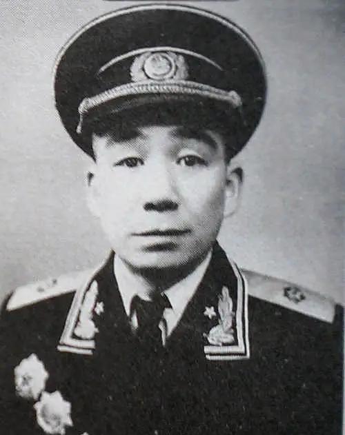 1957年，开国少将回乡扫墓，一个年过五旬的妇人从老宅走出，看到他时，妇人一愣：