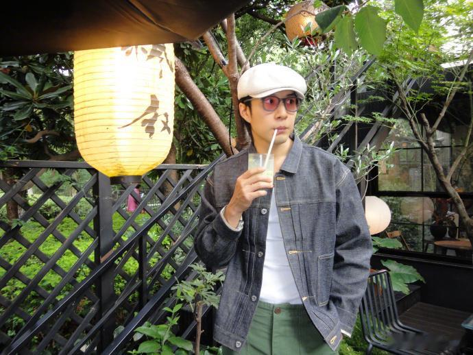 韩东君巷弄随拍韩东君抓住休息间隙出游忙里偷闲抓住休息间隙出游，韩东君漫步巷弄拍下