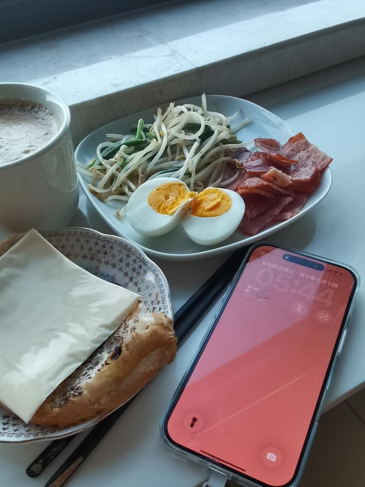 5:45，准时开吃。
自己发的豆芽炒韭菜，鸡蛋、培根，咖啡面包。
爱自己，从早餐