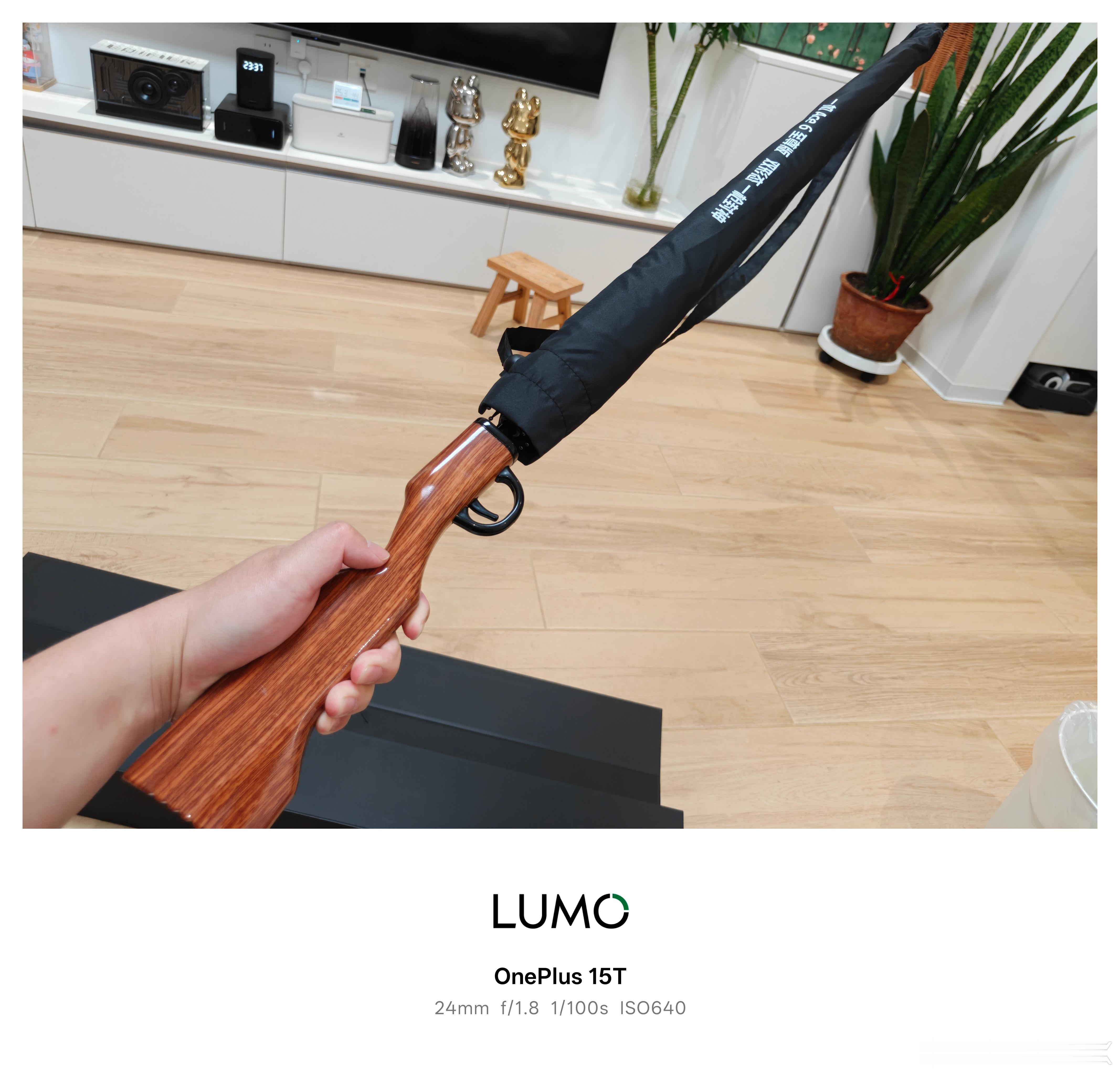 一加Ace 6 至尊版的邀请函太夯了枪托雨伞，暗示一加新机玩射击游戏很夯不过下雨