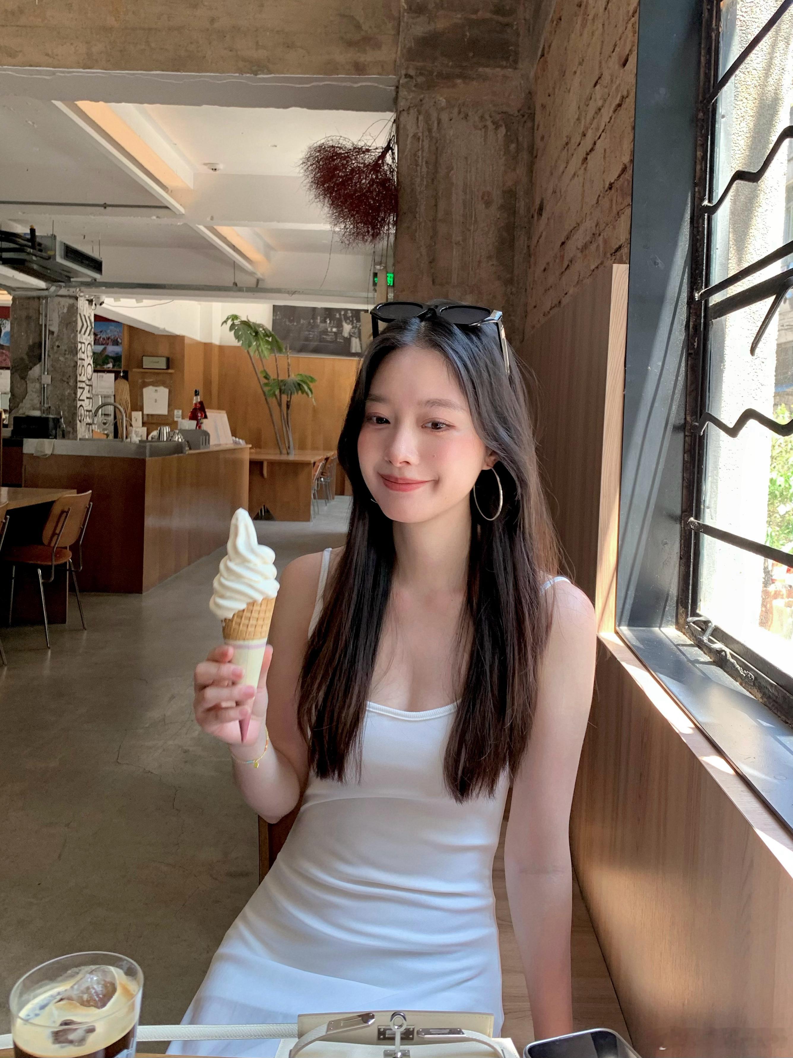 是我今年夏天的第一条白裙子好喜欢很流行的下班裙微透有点意思 ​​​