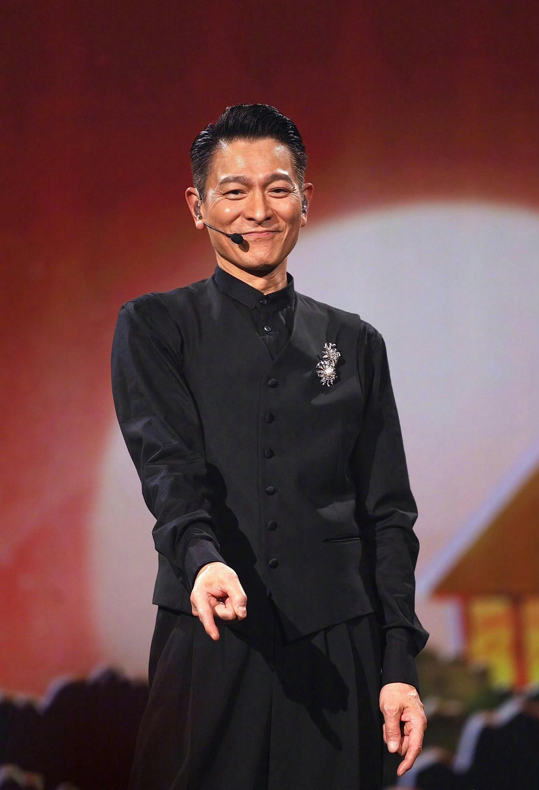 刘德华香港开票谁的青春回来了！刘德华全新巡回开票！在还能看见天王登台的时刻，奔赴
