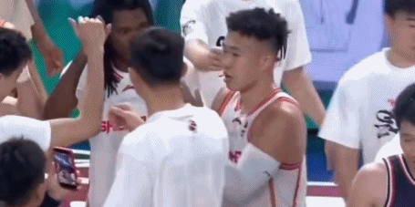 深圳大外援这下可太逗了，打了一整场还没搞清队友和对手是吧？ cba