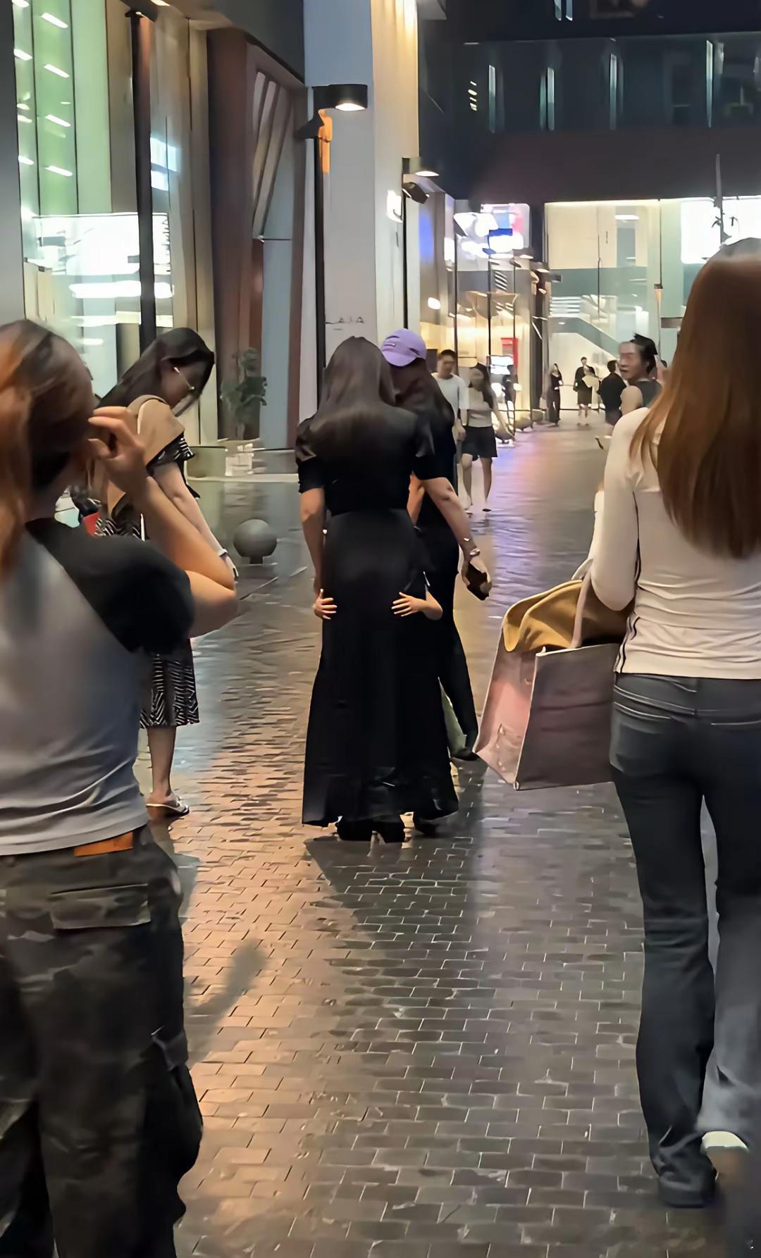 这个双手抱住妈妈裙子的小女孩是朱珠的女儿，旁边也要抱她的是刘亦菲！放着两个大美女