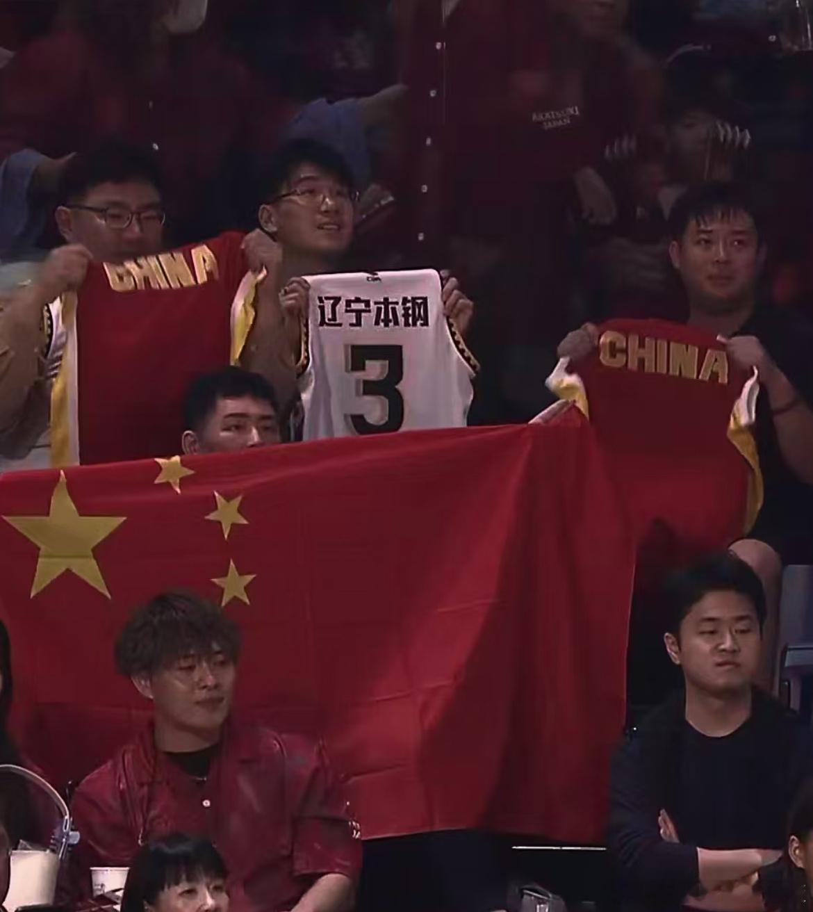 现场的球迷举起了继伟在联赛中的球衣今晚的继伟梦回巅峰！中国男篮vs日本男篮赵继伟