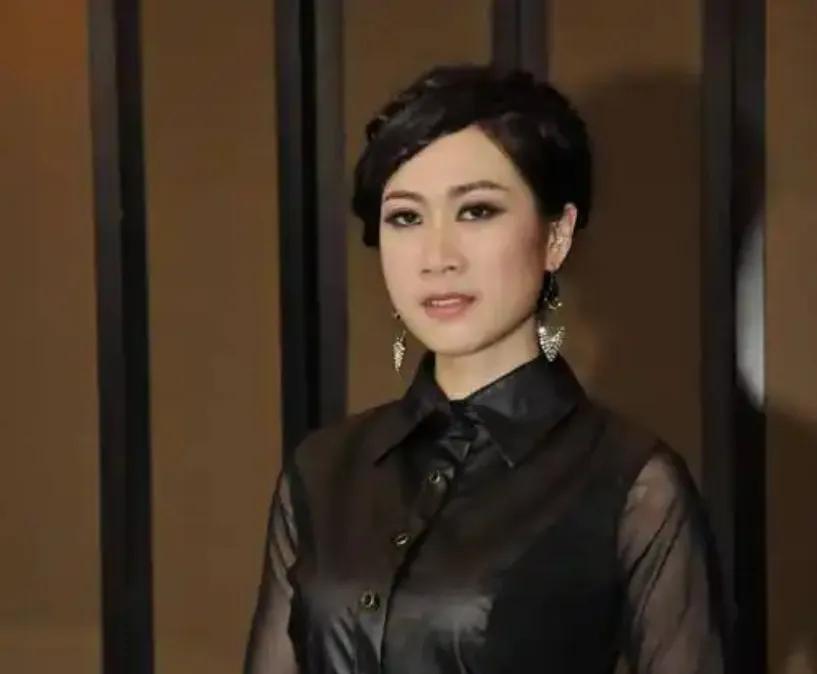 48岁芙蓉姐姐曾以夸张造型遭全网嘲笑，如今却以亿万身家低调回归。她褪去浮夸，气质