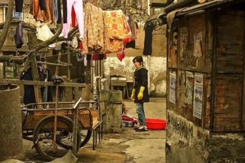 近日，媒体报道了一起卖淫女为老人提供服务的新闻，收费仅15元。这引起了人们的关注