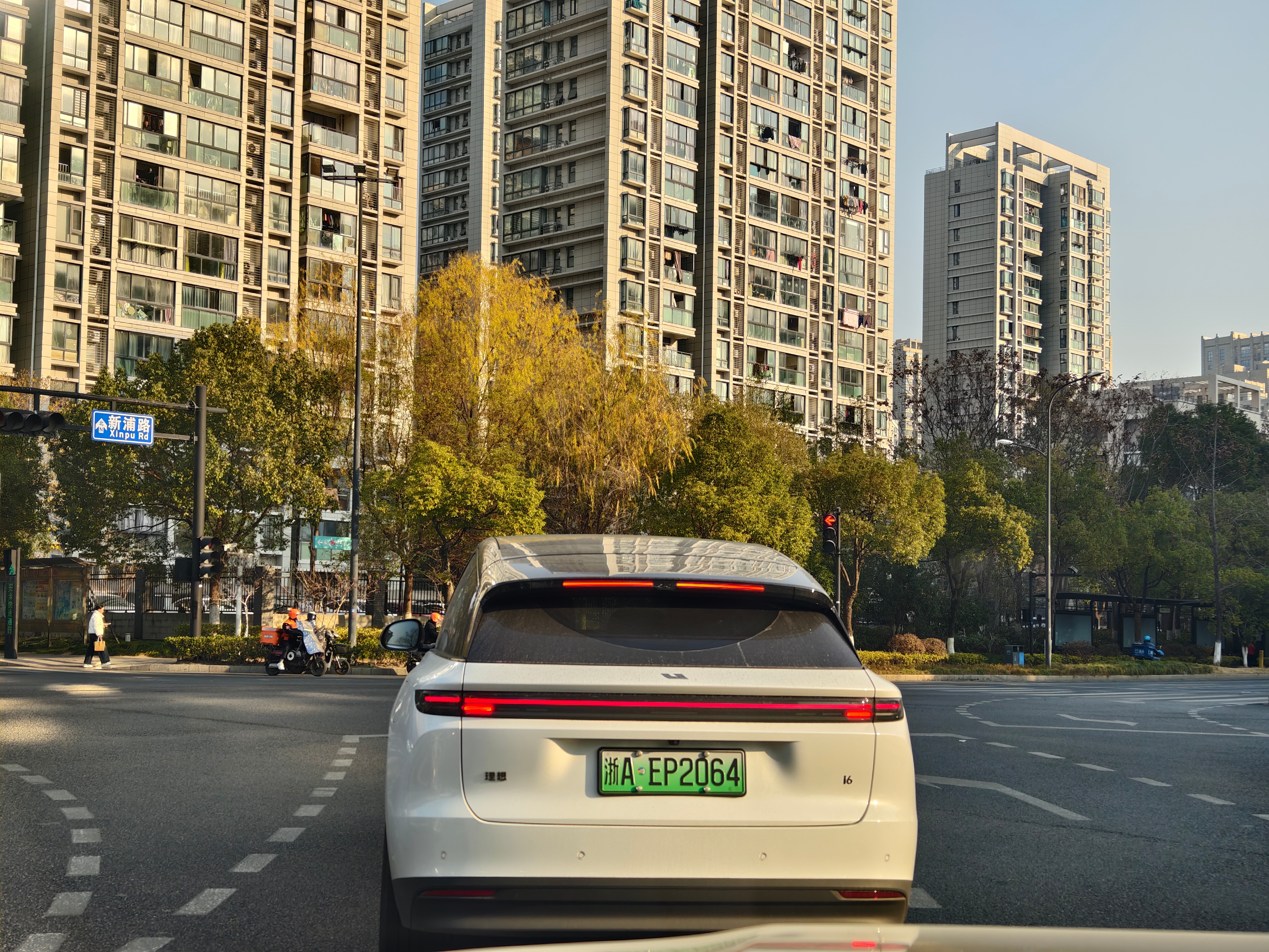 理想的纯电在路上辨识度是真的高，好看也是真的好看。理想i6