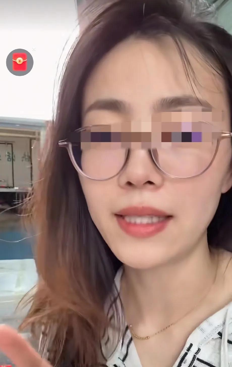 浙江杭州，一女顾客下单998元的带鱼，收到货以鱼表皮有破损为由申请仅退款，商家一