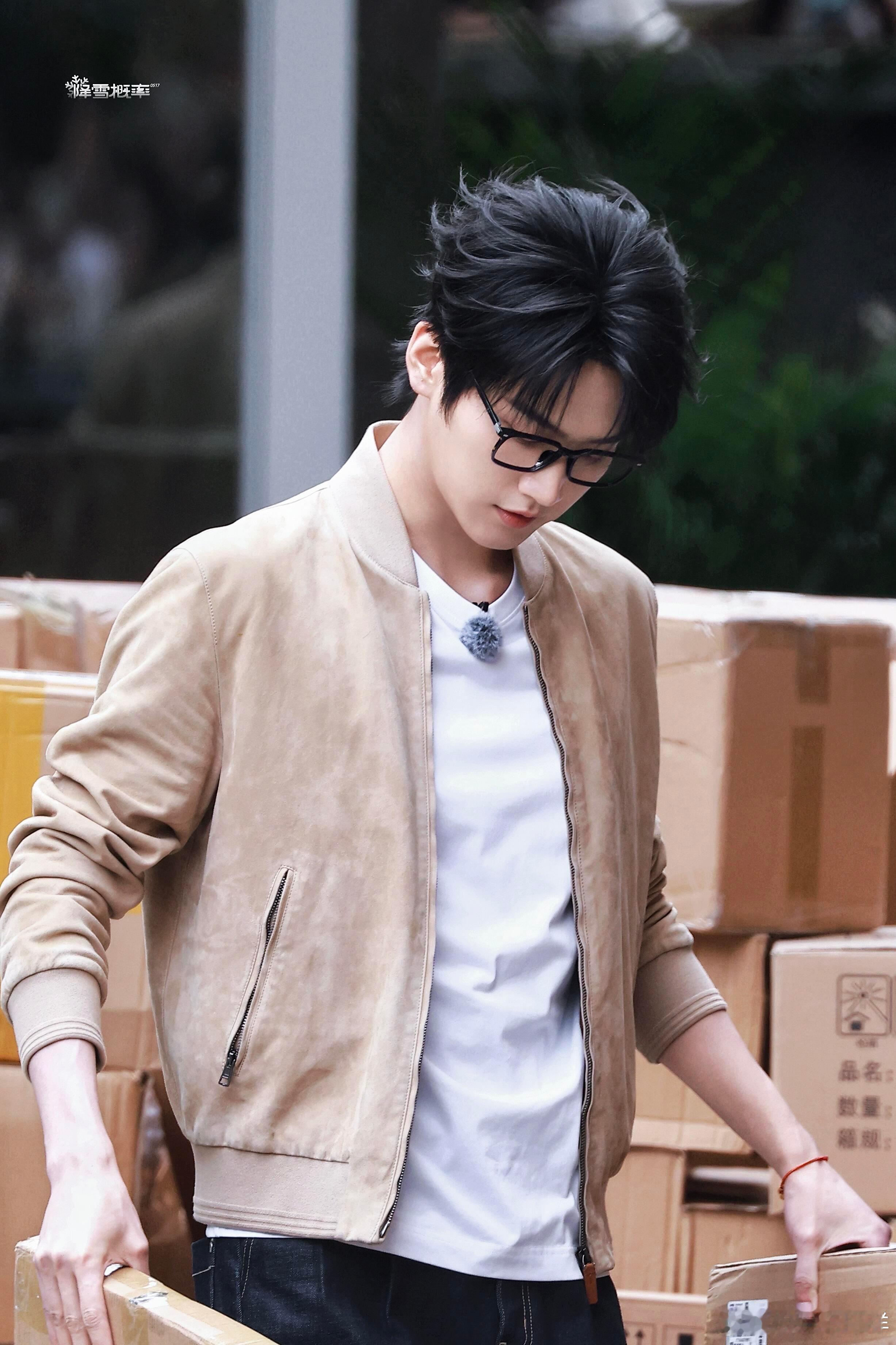 李雾没吃过的剩饭让周柯宇吃上了 谁懂这种笑着心疼的感觉，李雾顿顿被投喂好吃的，周