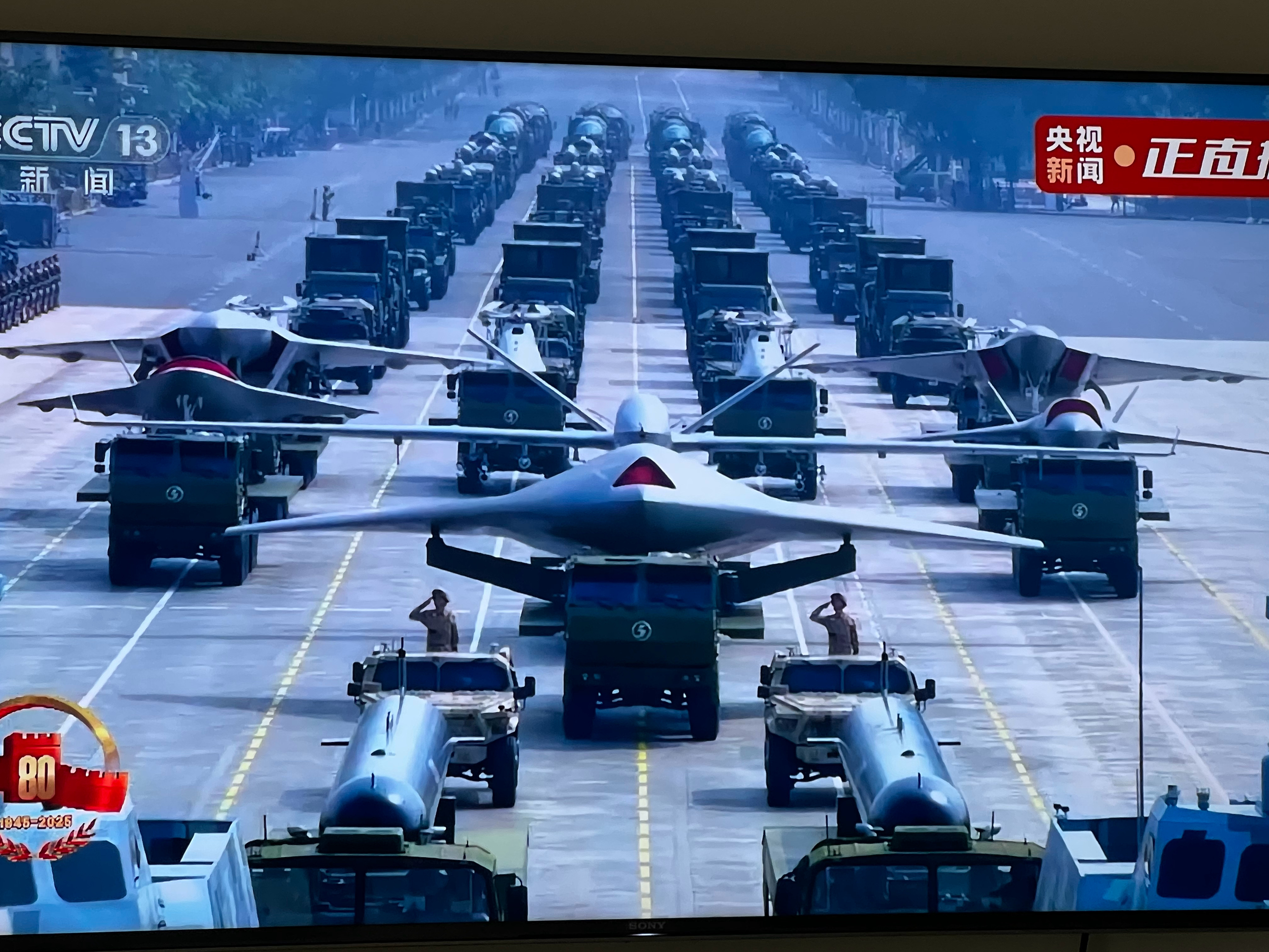 这张照片太炸裂了！回头找个高清大图无人机编队九三盛大阅兵 ​​​