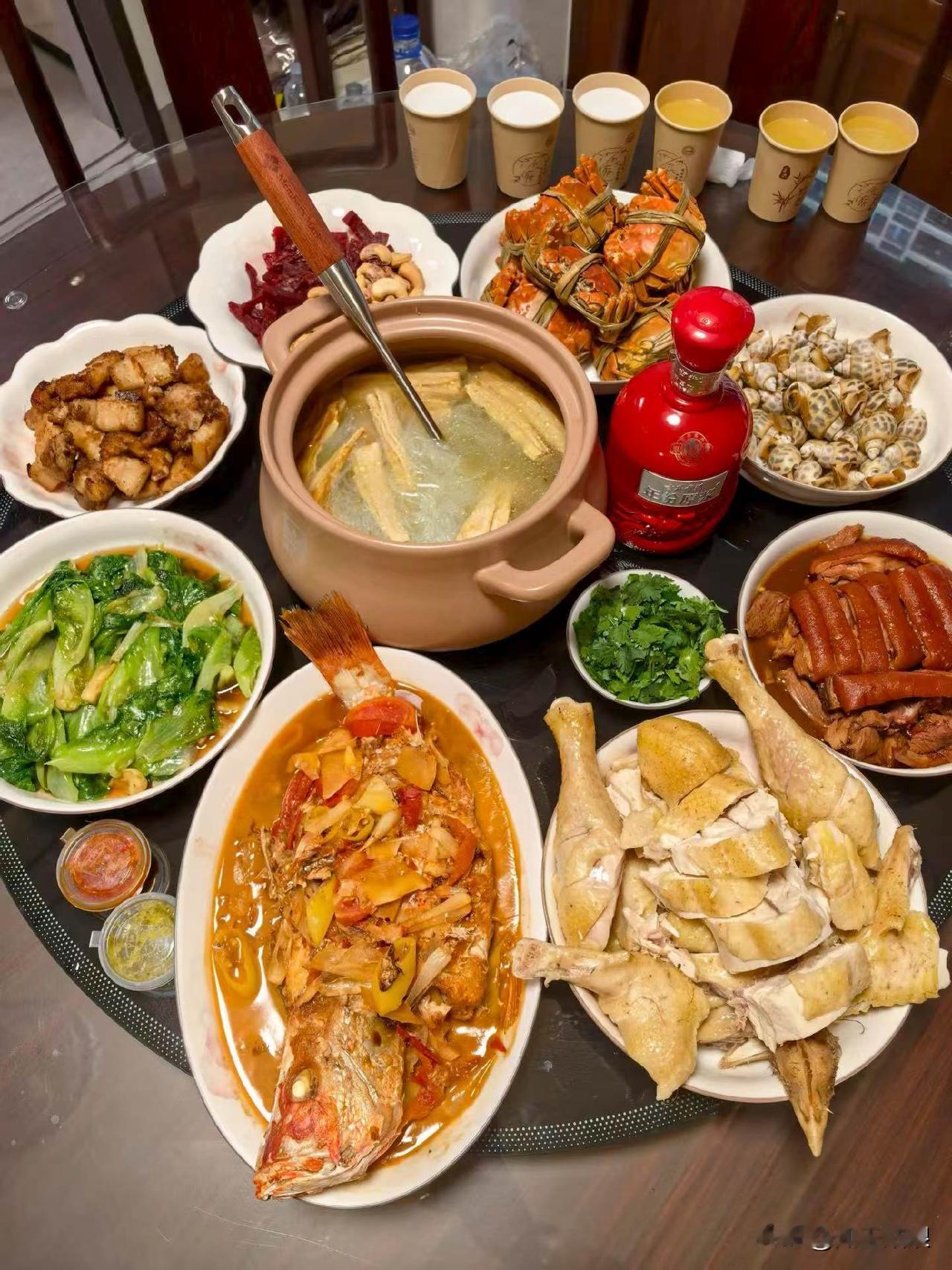 国庆宅家整了满满一桌硬菜，光备菜就花了快三个小时。
大闸蟹是今早刚从市场挑的，个