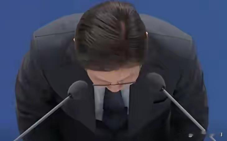 李在明主打一个态度诚恳，道歉说“民众永远是对的”。

众口难调，这就李在明目前的