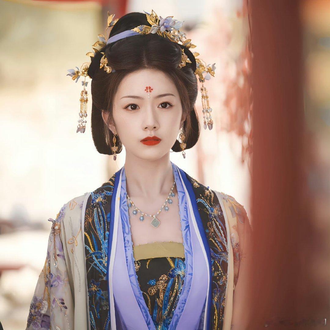 这个姑娘长得特别像一个前辈女星，前辈女星演了好多古装剧，但是叫不出来名字 ​​​