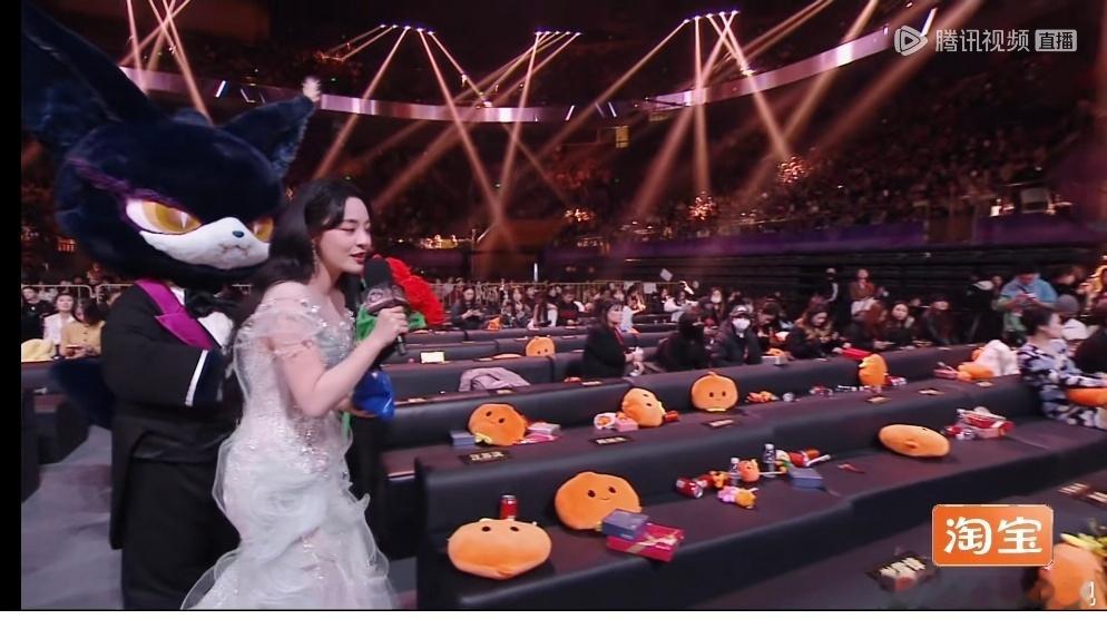 微博之夜内场主持人李莎旻子找人互动，转头一个人都没有，哈哈哈哈好尴尬啊！汪苏泷跑