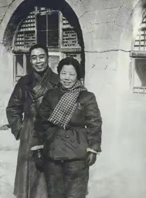 红军长征时，周总理患了阿米巴肝脓疡，这是一种极为少见的病，当时无法消毒，邓颖超只
