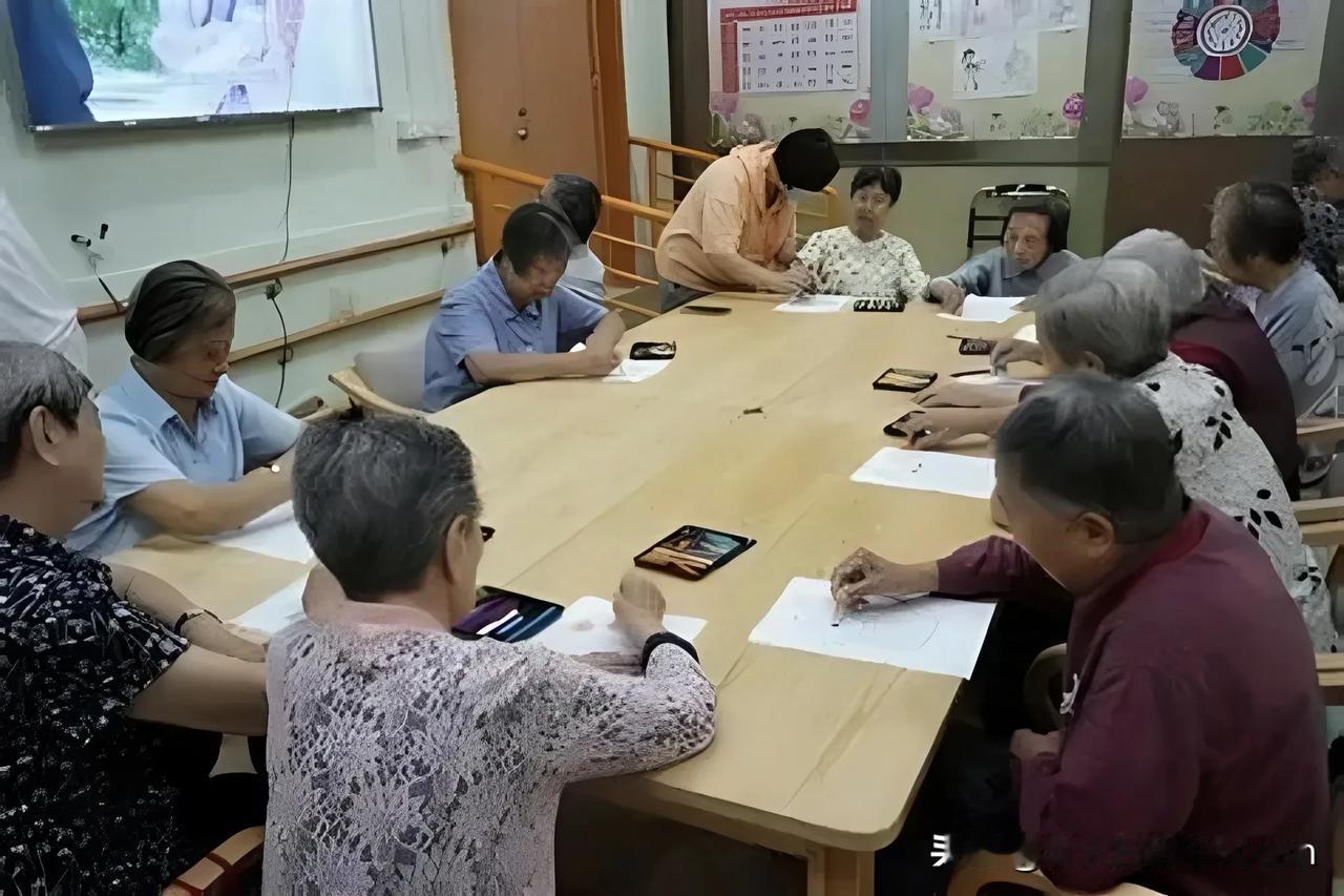 谁说老人学东西慢？一群大姨大妈熟练的操作着手机，眼花缭乱的整着合约质押换币种种操