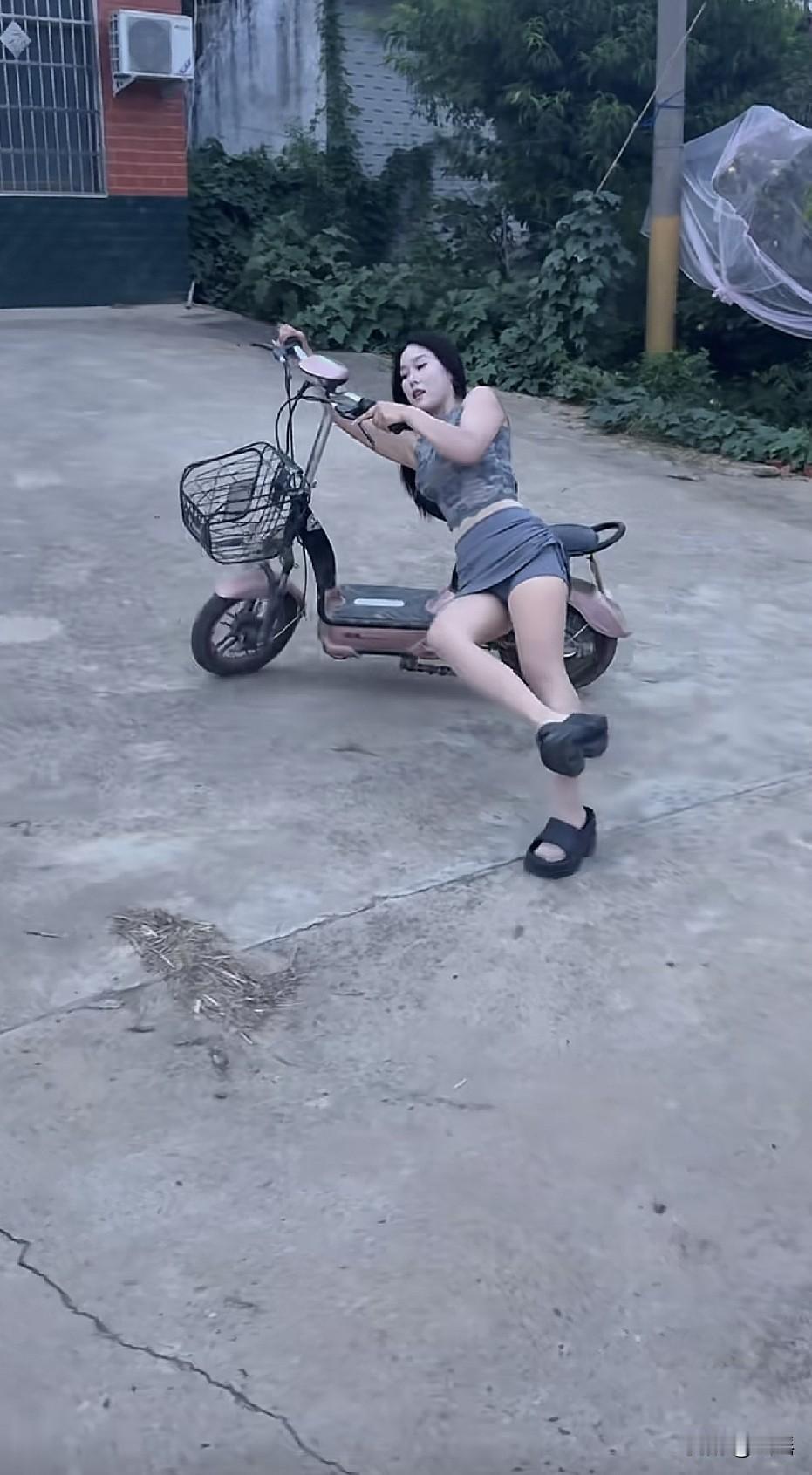 这是在练醉拳的吧