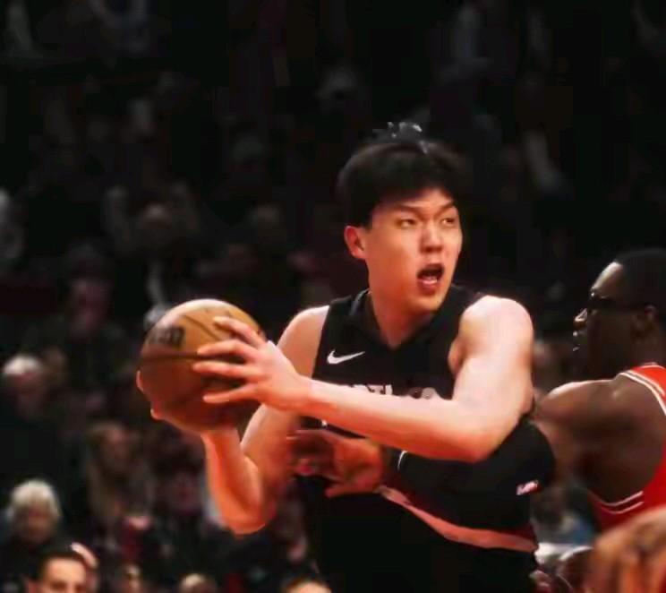 杨瀚森今天上场8分钟，得到了2分，2板的数据，虽然数据不太好看，但是起码🈶上场