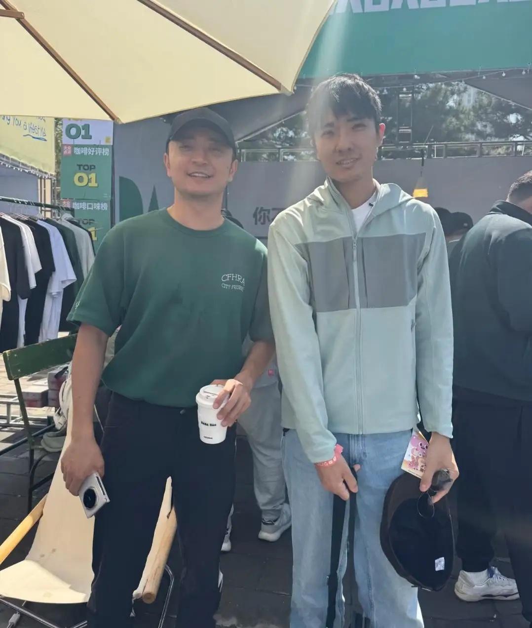 43岁尼格买提在北京三里屯逛集市被偶遇，他现实中看起来很健硕，胸肌饱满，装扮时尚