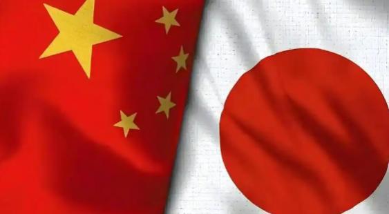 “菲律宾都不敢动，你还吹什么动日本？自家人被欺负了连声都不吭，拿什么谈统一？”这