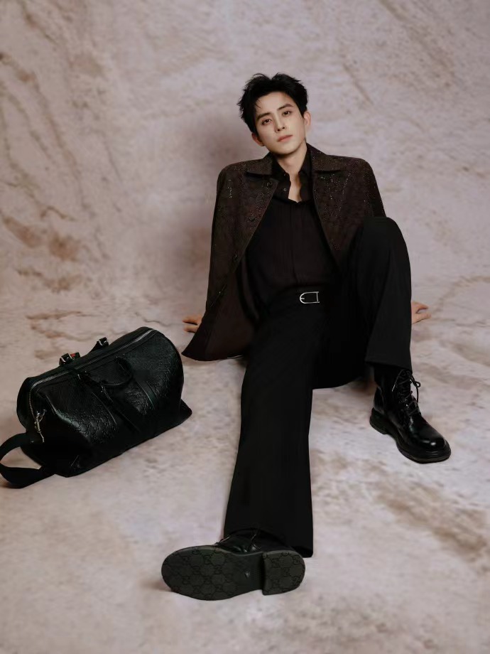 敖瑞鹏即刻登场敖瑞鹏暗纹细闪西装 敖瑞鹏即刻登场，敖瑞鹏暗纹细闪西装，满分优雅复