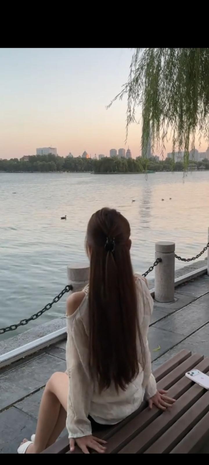 不必惊天动地，细水长流的陪伴，才是感情最珍贵的模样，就像这夏日里的光影，温柔又绵