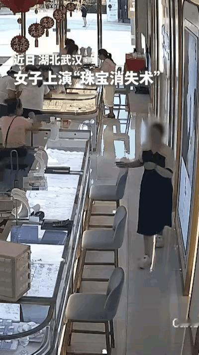 武汉一女子在金店试戴珍珠项链，趁店员转身，扯了张纸巾把项链一裹，假装擦鼻涕顺走，