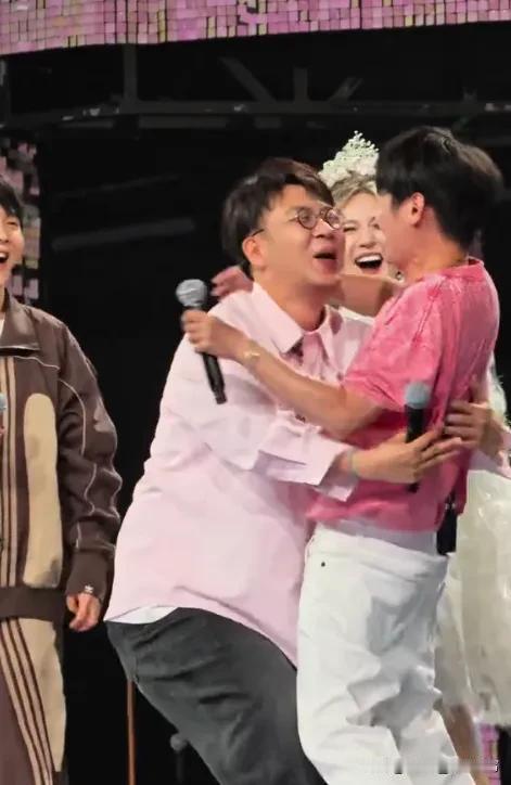 谢娜演唱会火遍全网，快乐家族却独缺吴昕！

谢娜成都演唱会，那叫一个热闹！肖战、