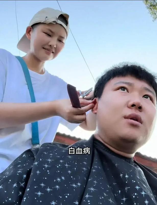 “看哭了！”湖北仙桃，一名女孩在街边理发，身边有个牌子，“8元一位”，这时，一男