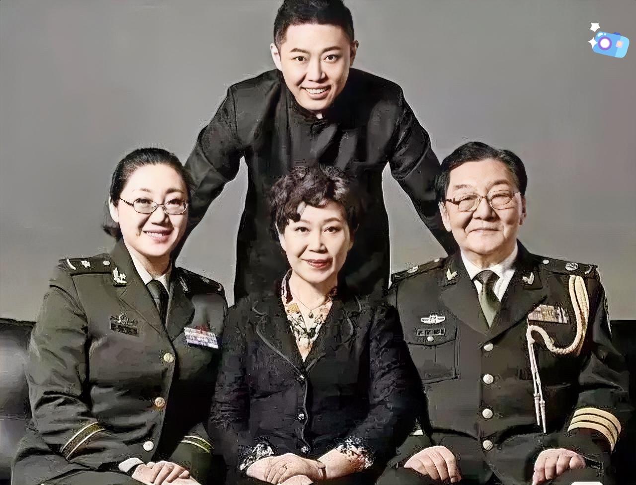 这就是翟俊杰家全家照，
最中间的是他妻子张春如，旁边女儿翟小乐，后排儿子翟小兴。