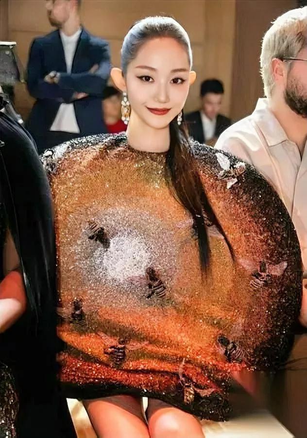 万千惠，被小瞧了。

她真听劝。

张泉灵一句“砍”，她当晚就拆亏损部门，3个月
