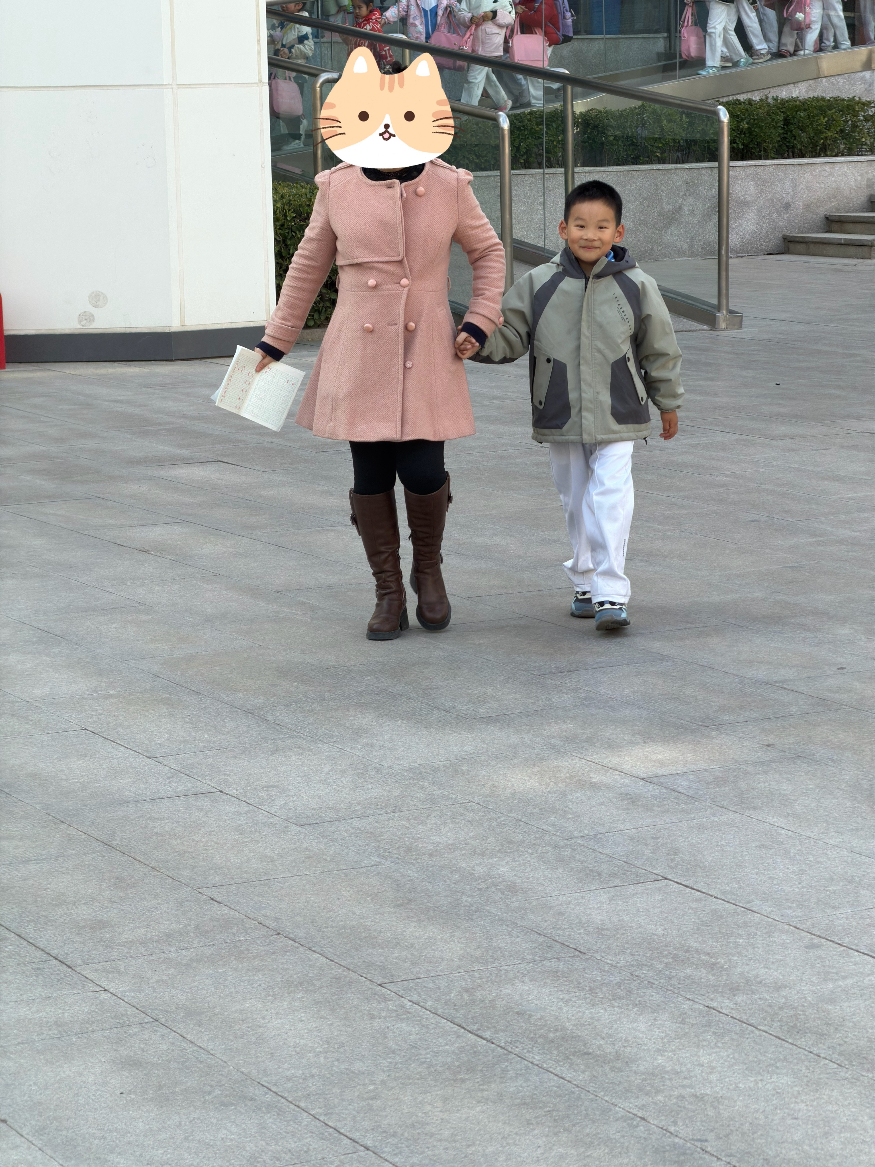 火箭老师:火箭妈妈，我可见着你了，我跟你说啊~老师说火箭作业写的慢，放学还没写完