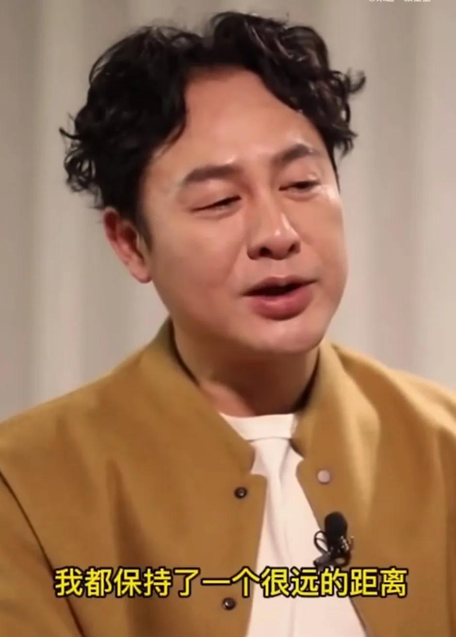张颂文说第一次见海清两个人就互相怼来怼去。因为他们角色的状态就是这样的。
但第一