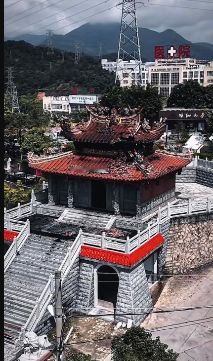 紫雷诛叛·咏泉州龙须殿天罚
洪武龙升定九州，最憎叛贼负千秋。
布衣开国安黎庶，凛