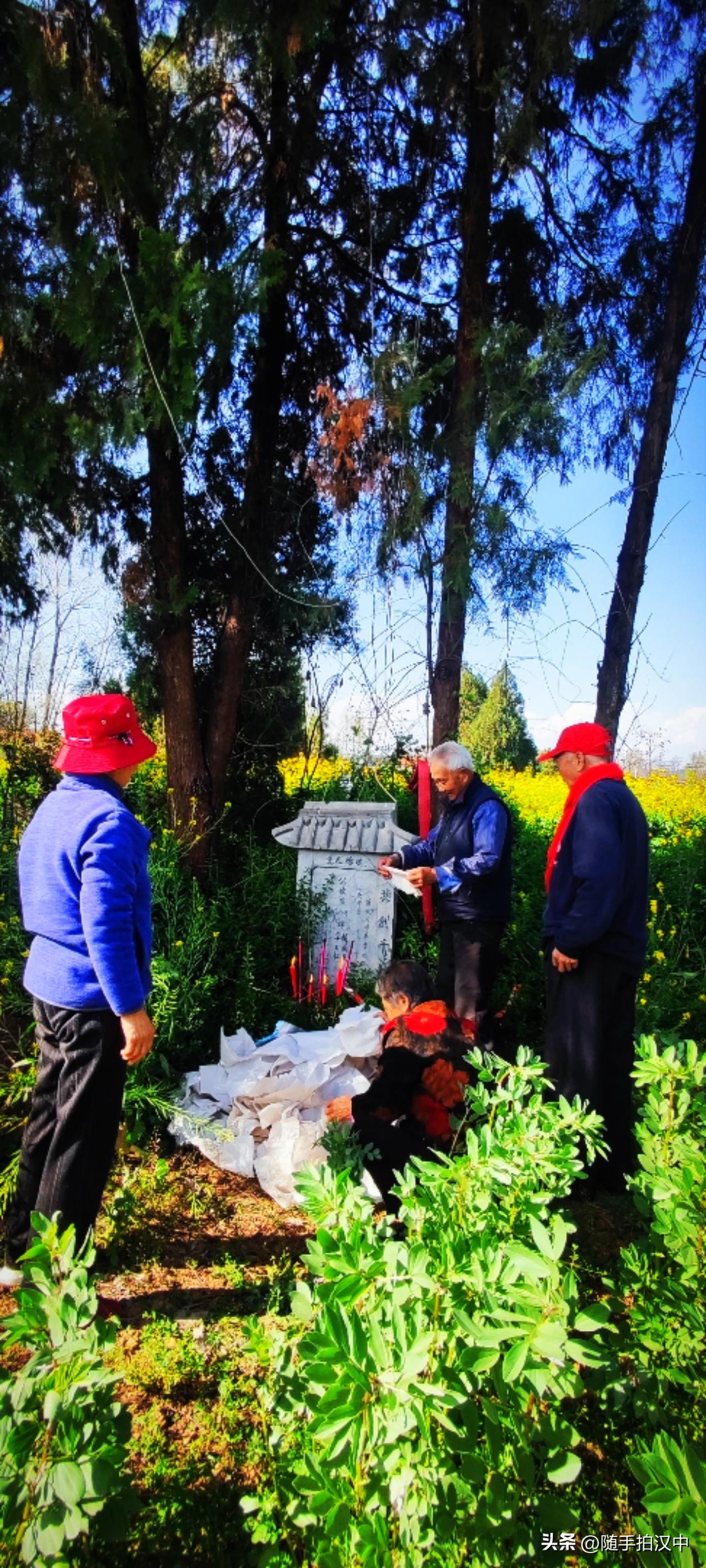 清明将至，万物去故从新，天气清新明媚。回到故里，乡村田野，在原野踏青，也悼念哀思